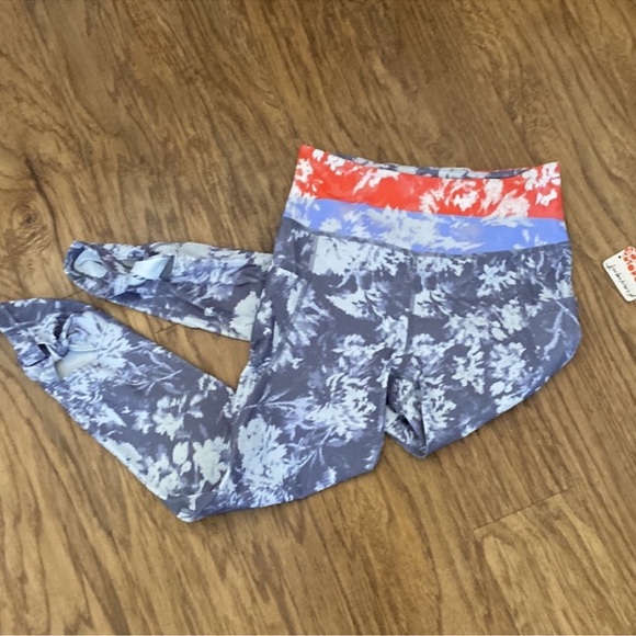 Free People High-Rise Ankle Wave Rider
Printed Leggings #26 - Picture 2 of 2